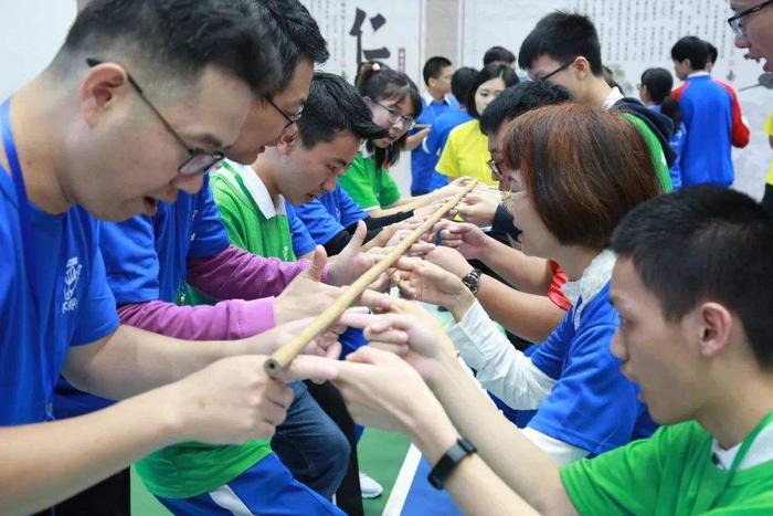 团建小游戏齐眉棍活动规则流程是怎样的?